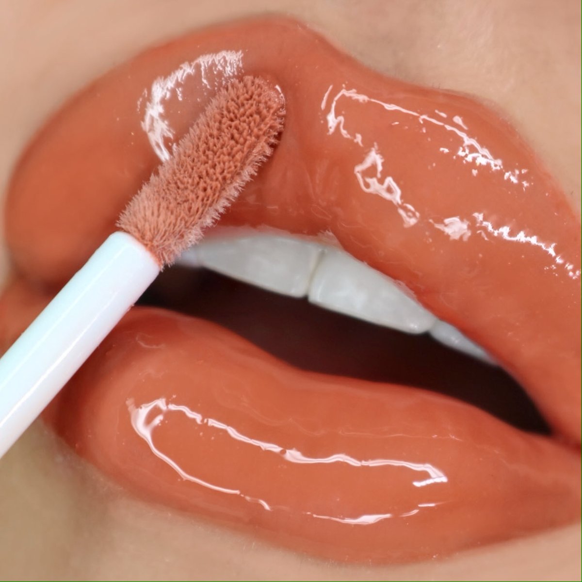 'BROWN SUGA' ULTRA DAZZLE LIPGLOSS - BEAUTY CREATIONS - Compra Maquillaje y Artículos de Belleza | Belle Queen Cosmetics